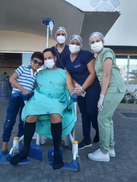 O motorista de app Regilânio da Silva Inácio, 42, sentado pela primeira vez após cirurgia de reconstrução da coluna, danificada após ser atingido por mais de 150 kg em aparelho de academia
