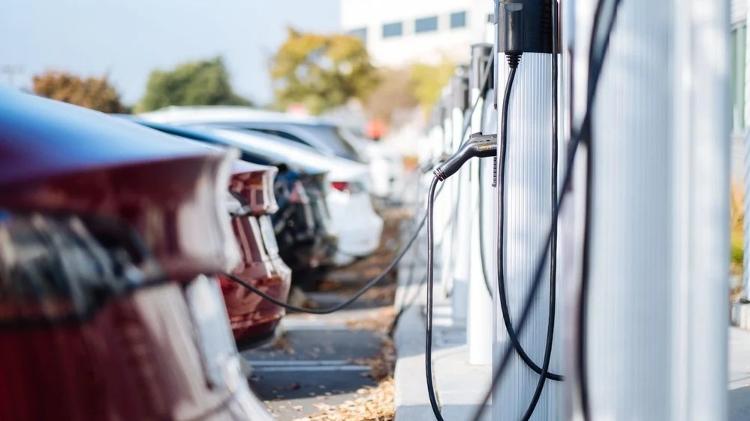 Funcionários com carros elétricos podem carregá-los em estacionamentos das sedes do Google caso haja disponibilidade