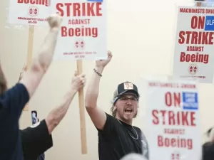 Trabalhadores de fábricas da Boeing nos EUA entram em greve e interrompem produção do 737 MAX