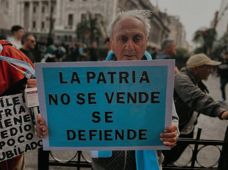 O aposentado Julian Cátian, de 84 anos, se juntou a protesto de estudantes em Buenos Aires