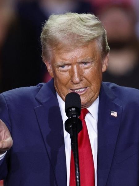 O ex-presidente dos EUA e candidato presidencial republicano Donald Trump discursa durante um comício de campanha na Van Andel Arena em Grand Rapids, Michigan, em 5 de novembro de 2024