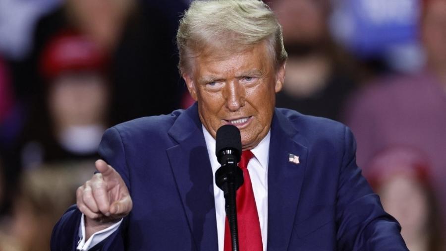 Donald Trump discursa durante um comício de campanha na Van Andel Arena em Grand Rapids, Michigan, em 5 de novembro de 2024 - KAMIL KRZACZYNSKI/AFP