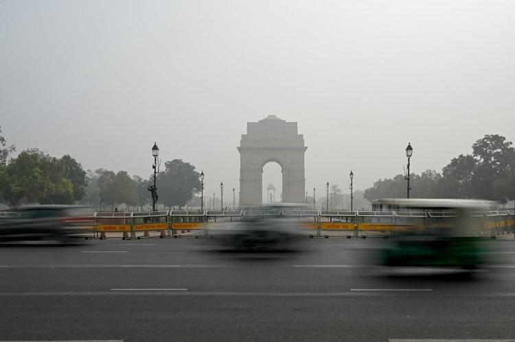 Porta da Índia, famoso monumento de Nova Déli, aparece tomado por fumaça durante onda de poluição na capital indiana