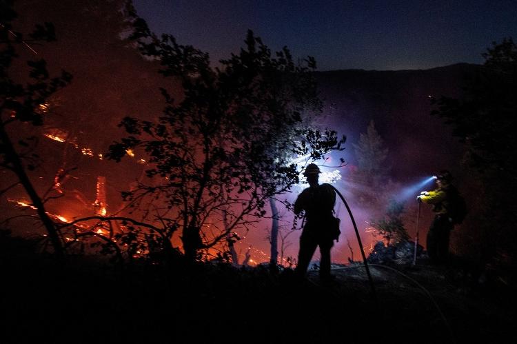 Bombeiros lutam contra o fogo após incêndios atingirem a Floresta Nacional de Angeles, em Altadena