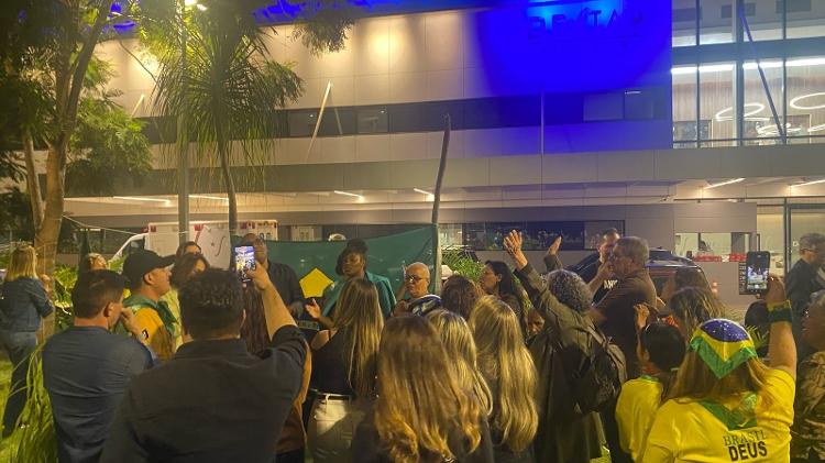 Apoiadores de Bolsonaro fazem oração após fim da cirurgia do ex-presidente Apoiadores de Bolsonaro fazem oração após fim da cirurgia do ex-presidente