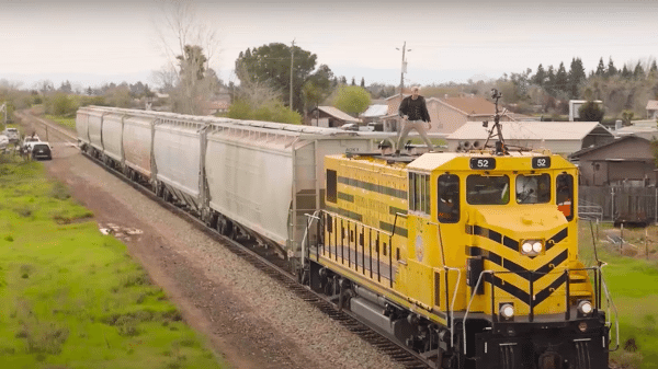 Cena de vídeo mostra o youtuber Mark Rober em cima de um trem Cena de vídeo mostra o youtuber Mark Rober em cima de um trem