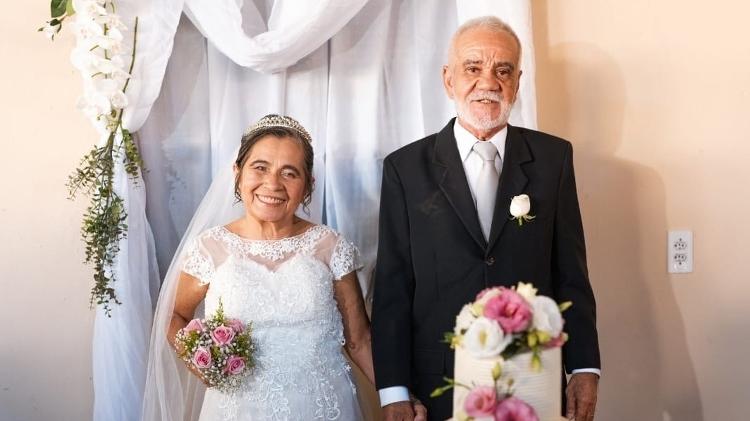 Maria do Socorro e Antônio posando para foto matrimonial Maria do Socorro e Antônio posando para foto matrimonial