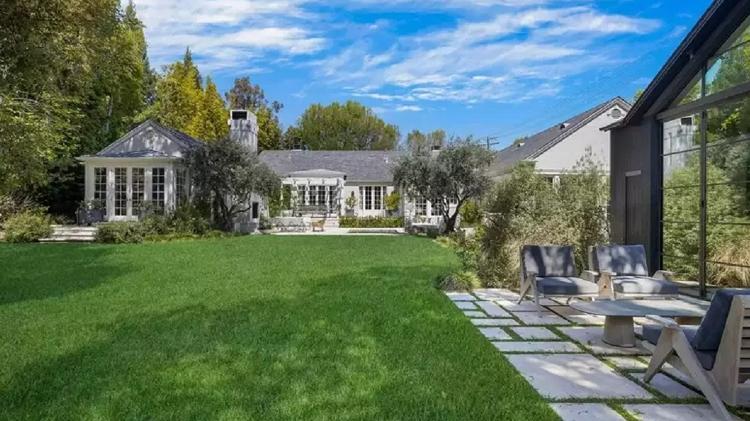 Mansão que a atriz Gwyneth Paltrow colocou à venda em Los Angeles, nos Estados Unidos; residência foi construída em 1950 e reformada em 2009 Mansão que a atriz Gwyneth Paltrow colocou à venda em Los Angeles, nos Estados Unidos; residência foi construída em 1950 e reformada em 2009