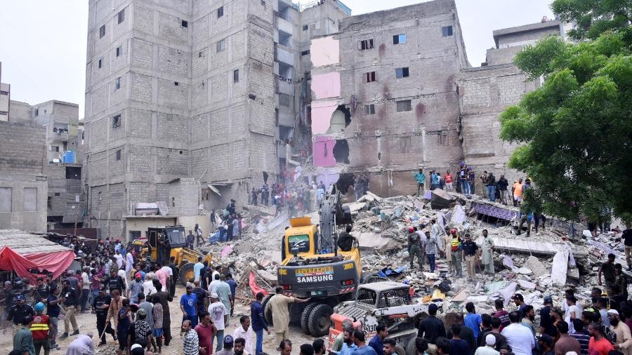 Equipes de resgate buscam por sobreviventes do desabamento de um prédio residencial, em Karachi, Paquistão Equipes de resgate buscam por sobreviventes do desabamento de um prédio residencial, em Karachi, Paquistão