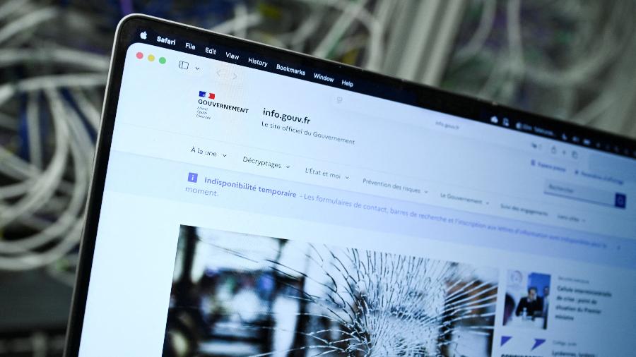 21.out.2026 - Uma tela exibe o site do governo francês info.gouv.fr, que se encontra indisponível, enquanto agências de cibersegurança alertam que sites podem sair do ar durante a preparação de uma correção crítica para o PHP