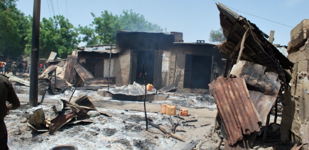 Vilarejo próximo a Maiduguri, na Nigéria, fica com casas destruídas após um atentado do Boko Haram no início de julho - AFP