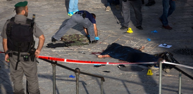 Peritos coletam evidências após palestino ser morto depois de uma tentativa de esfaqueamento em Jerusalém - Ahmad Gharabli/AFP