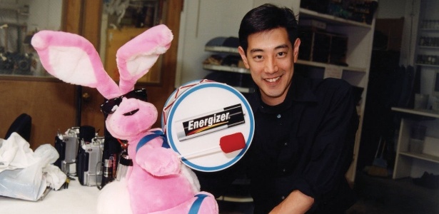 Grant Imahara mostra o coelho da Energizer desenvolvido por ele, que levava 44 pilhas AA em seu bumbo - Divulgação - Divulgação