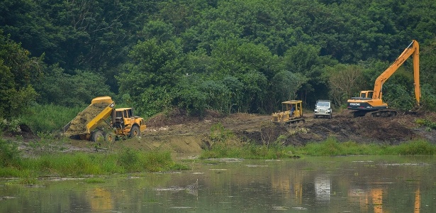 Trecho de lagoa de mineradora desativada em Jacareí, onde a barragem foi rompida - Lucas Lacaz Ruiz/Estadão Conteúdo