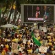 Orla de Maceió exibe votação do impeachment em telão - Maria Janaína Brandão/Via WhatsApp