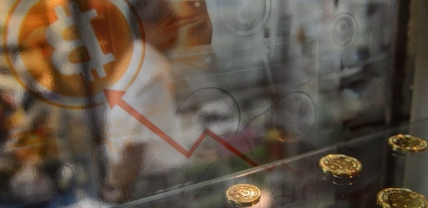 Vitrine mostra modelos da moeda virtual bitcoin em Hong Kong - Anthony Wallace/AFP