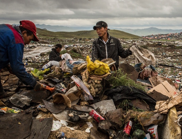 Homens buscam materiais reutilizáveis em um lixão nos subúrbios de Ulan Bator, na Mongólia - BRYAN DENTON/NYT