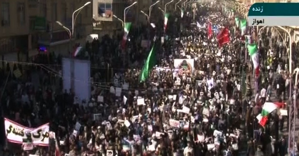 Morte de Raissi: milhares nas ruas iranianas com a presença do Líder Supremo