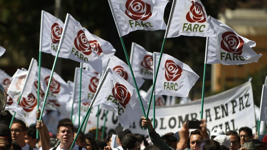 1.set.2017 - Simpatizantes e integrantes do antigo grupo guerrilheiro agitam bandeiras com o logo do partido político Farc, em Bogotá, Colômbia - Raul Arboleda/ AFP