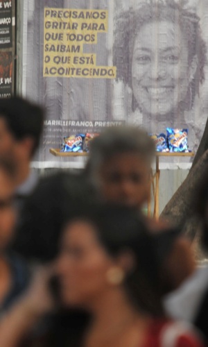20.mar.2018 - Cartazes com a foto da vereadora Marielle Franco --assassinada junto ao motorista Anderson Gomes na última quarta-feira (14)-- enfeitam a Candelária, região central do Rio de Janeiro, durante missa e ato ecumênico no sétimo dia de morte dos dois