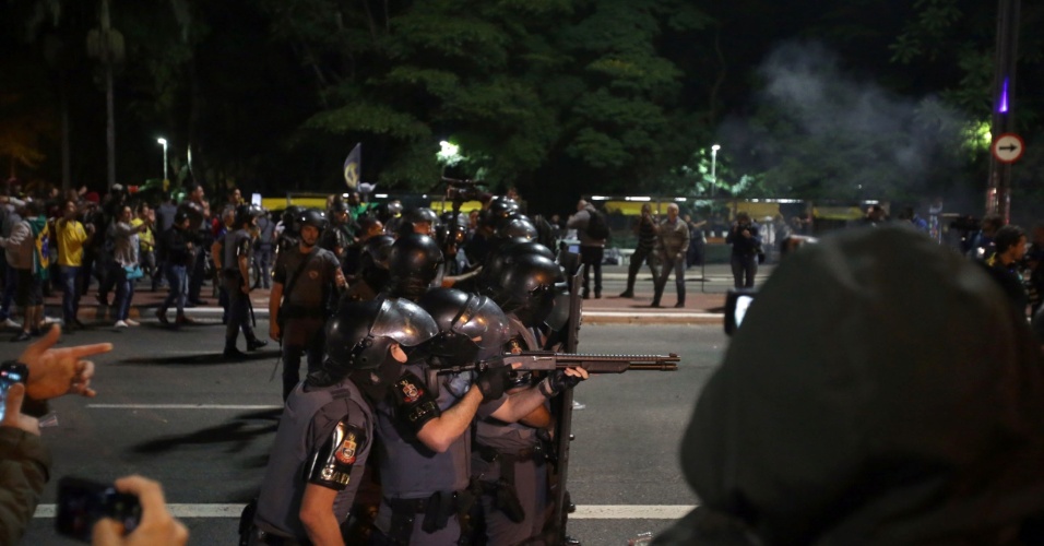 28.out.2018 - A polícia de São Paulo tenta conter confusão entre simpatizantes de Jair Bolsonaro e eleitores de Fernando Haddad na avenida Paulista