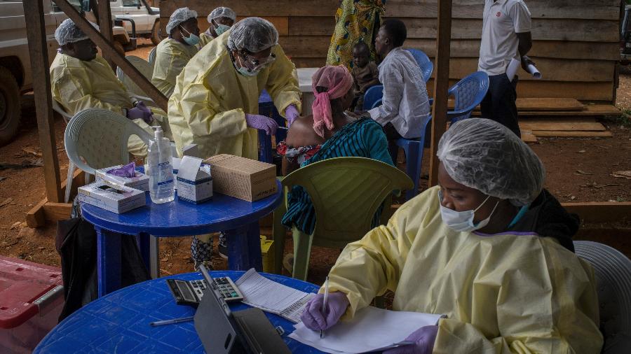 Equipe administra a vacina contra o ebola aos moradores do distrito de Kanyihunga, na República Democrática do Congo - Diana Zeyneb Alhindawi/The New York Times