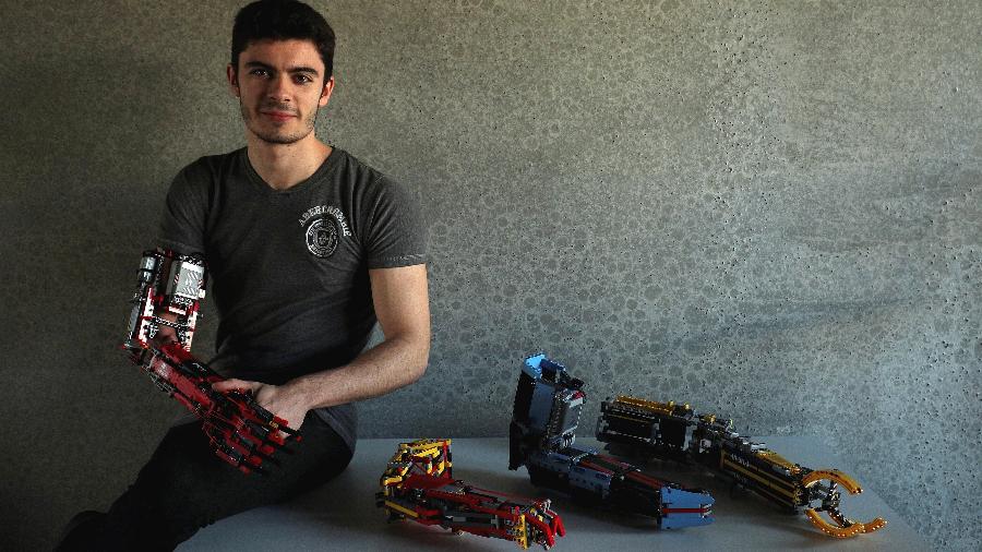 Aguilar e seu braço feito de peças de Lego - Albert Gea/Reuters
