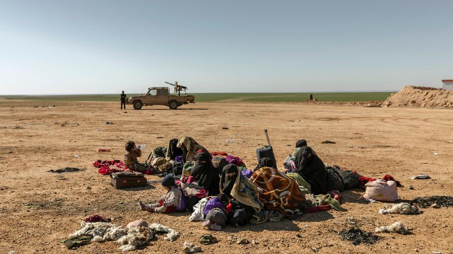 Mulheres e crianças que fugiram da última área controlada pelo Estado Islâmico no sudeste da Síria esperam para serem examinadas na província de Deir al-Zour, na Síria - Ivor Prickett/The New York Times
