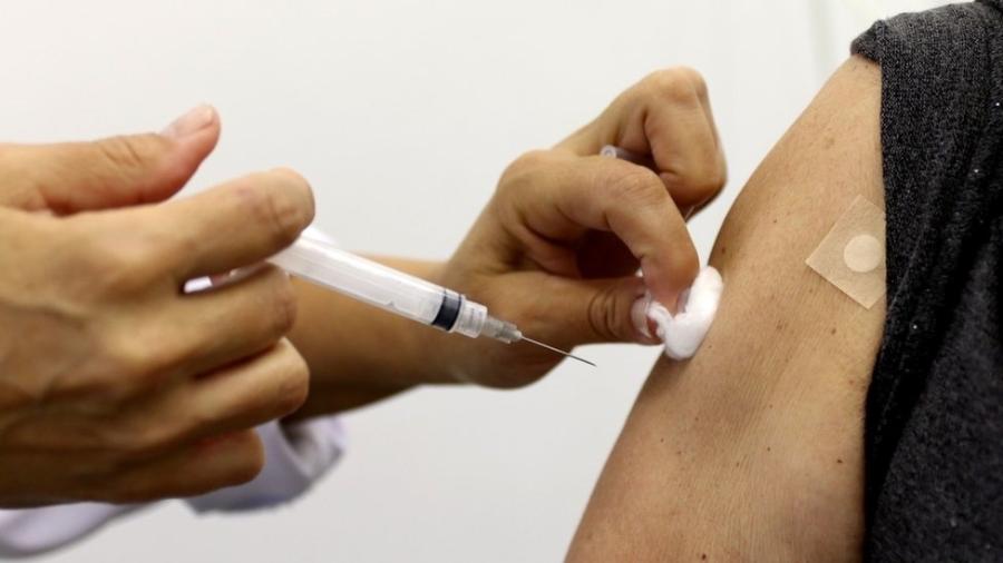 Vacinação contra a gripe, em São Paulo, em 2018: para grupos prioritários, essa é uma de cinco vacinas disponíveis na rede pública - RODRIGO NUNES/MS