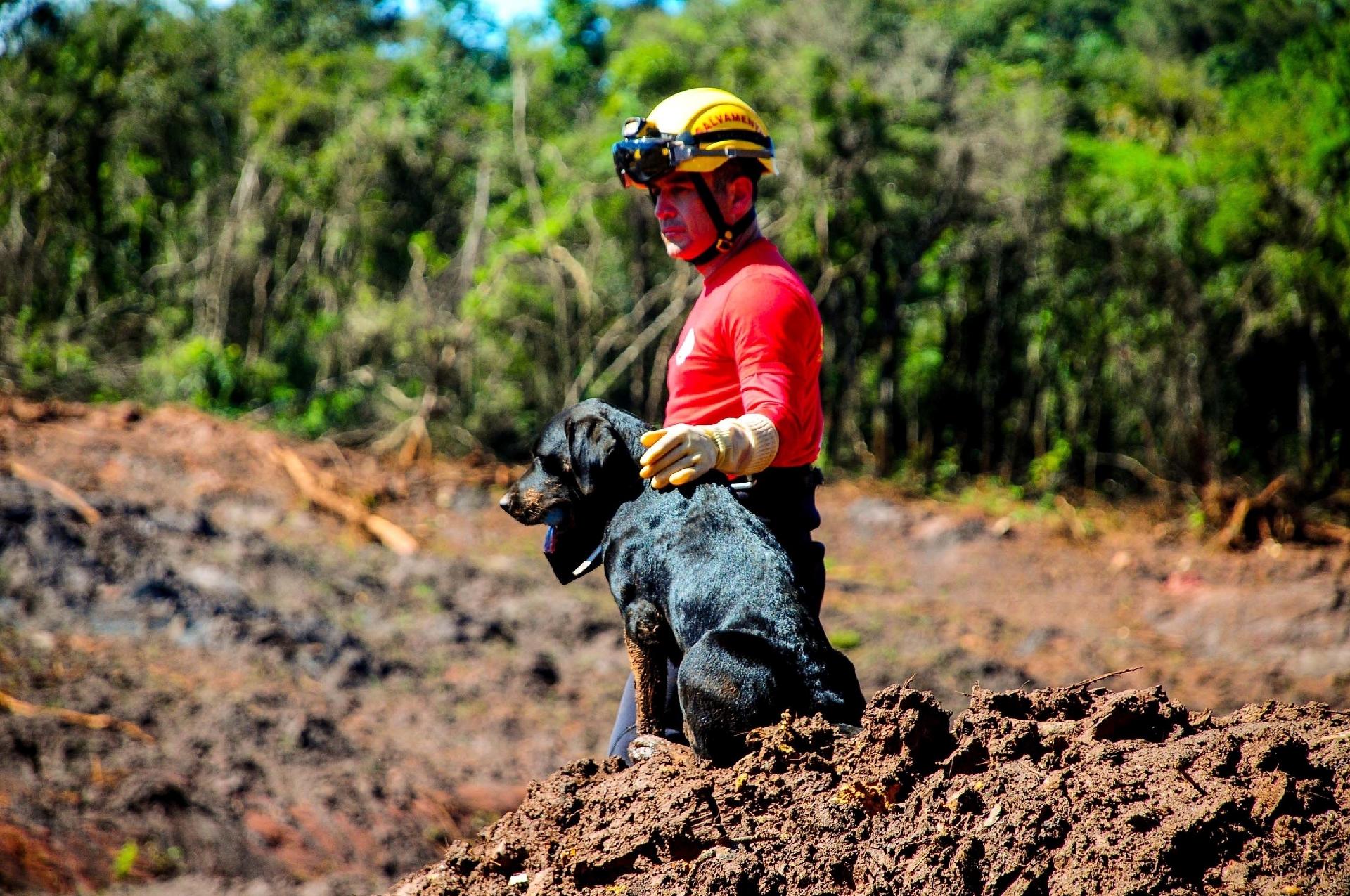 7.mar.2019 - Bombeiros continuam as buscas por corpos mais de 40 dias após o rompimento da barragem da Vale, no Córrego do Feijão, em Brumadinho (MG) - Diogo Antunes/Futura Press/Estadão Conteúdo