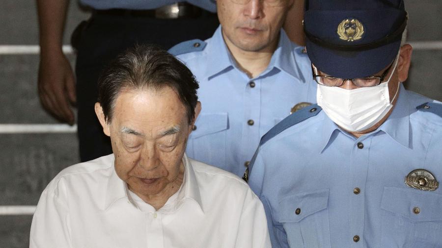 3.jun.2019 - Hideaki Kumazawa, ex-embaixador suspeito de matar o filho, é escoltado pela polícia após sair da delegacia em Tóquio - Kyodo via Reuters