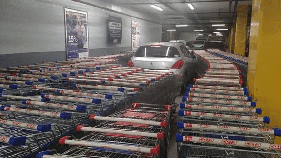 Cliente estaciona em local proibido e carro é cercado por carrinhos de supermercados na Argentina - Reprodução/Facebook