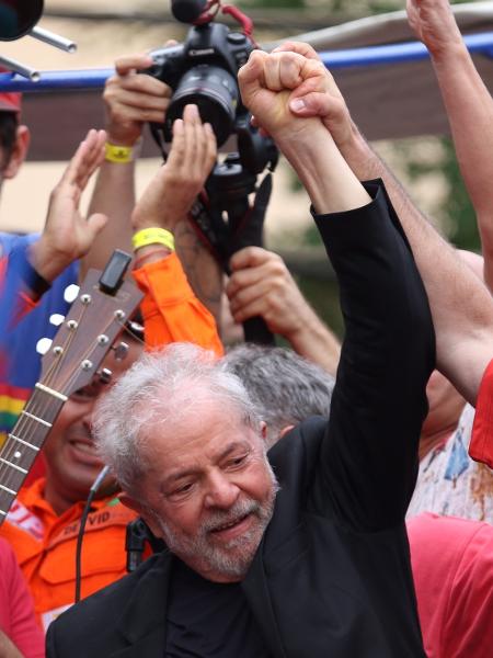 Ex-presidente Lula se dirige a apoiadores em São Bernardo do Campo (SP) um dia após deixar a prisão em Curitiba - Thiago Bernardes/FramePhoto/Estadão Conteúdo