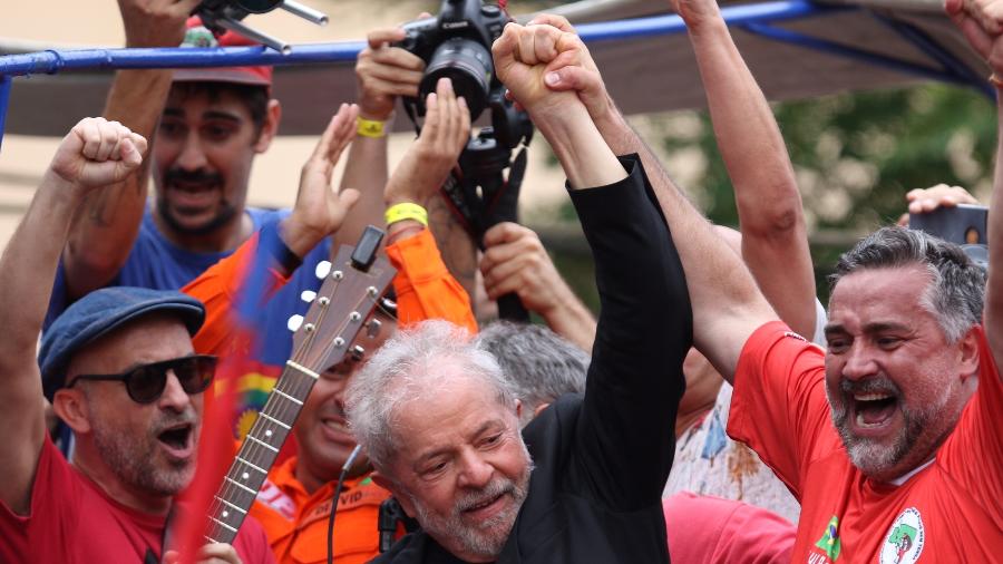 9.nov.2019 - O ex-presidente Lula se dirige a apoiadores em São Bernardo do Campo (SP) - Thiago Bernardes/FramePhoto/Estadão Conteúdo