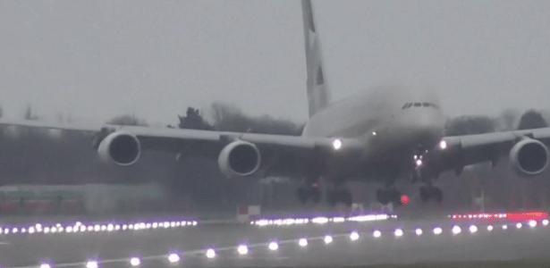 Em meio a tempestade | Avião faz pouso impressionante no Reino Unido