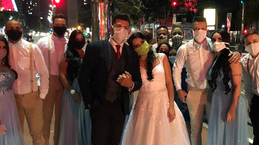 Depois da cerimônia, noivos e padrinhos fizeram fotos na calçada central da avenida Paulista - Paulo Sampaio/UOL