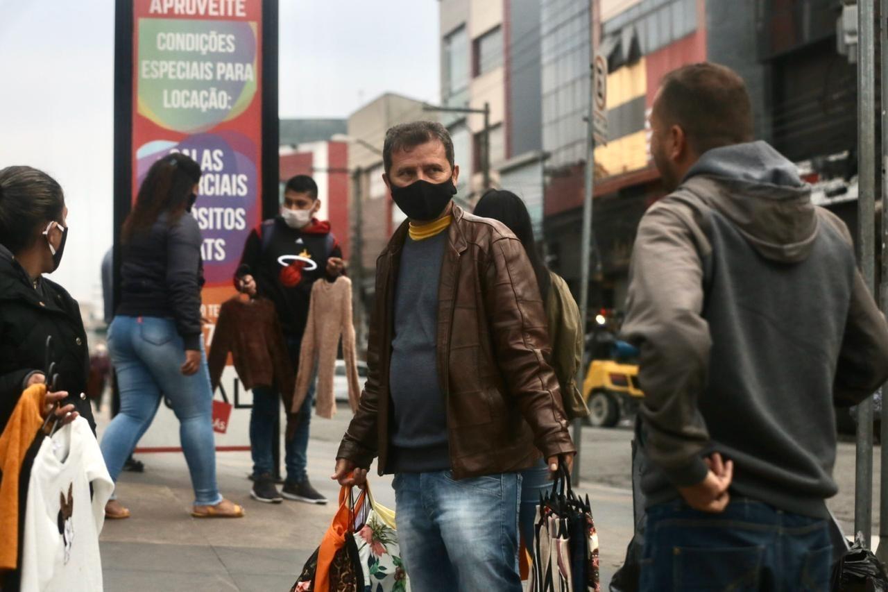 No Brás, tradicional ponto de comércio de São Paulo, várias pessoas circulavam com sacolas - Ricardo Matsukawa/UOL