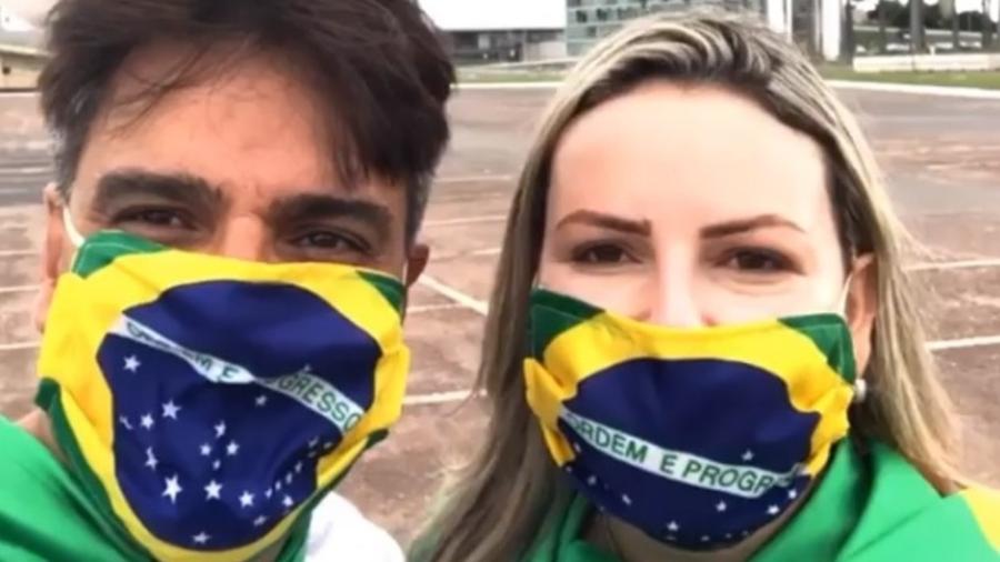 Guilherme de Pádua e a esposa, Juliana, participam de manifestação política em Brasília - Reprodução