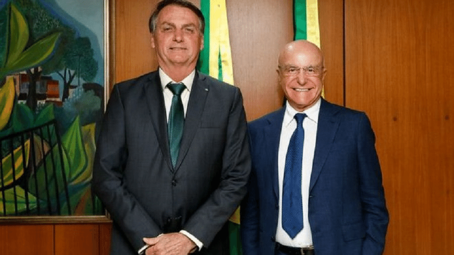 Jair Bolsonaro e Salim Mattar em foto de 2019; ex-secretário de Desestatização deixou o governo, mas elogiou o presidente - PR via BBC