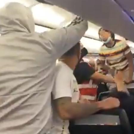 Mulher causa confusão em voo da Spirit Airlines após se negar a usar máscara no rosto - Reprodução/Aviation 2 Share/Facebook