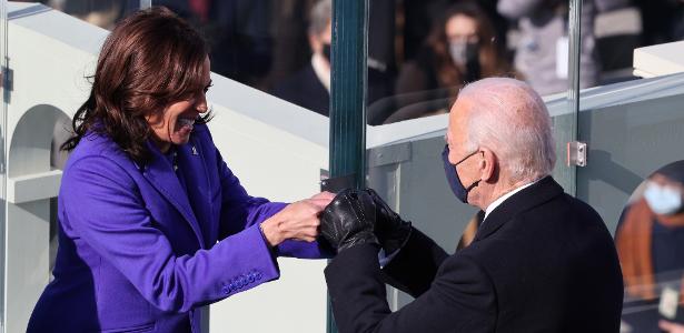 20 jan. 2021 - Kamala Harris e Joe Biden se cumprimentam após serem declarados, respectivamente, presidente e vice-presidente dos EUA