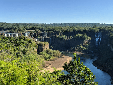 Cataratas do Iguaçu em 13 de junho; vazão da água atingiu menor patamar do ano e deve continuar baixa nos próximos meses - KARINE FELIPE/BBC NEWS BRASIL