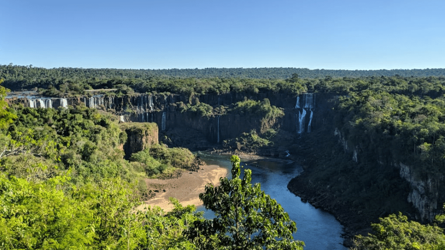 Cataratas do Iguaçu em 13 de junho; vazão da água atingiu menor patamar do ano e deve continuar baixa nos próximos meses - KARINE FELIPE/BBC NEWS BRASIL