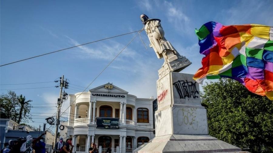 Manifestantes usaram cordas para amarrar e derrubar estátua de Cristovão Colombo em Barranquilla, na Colômbia - Mery Granados/Reuters