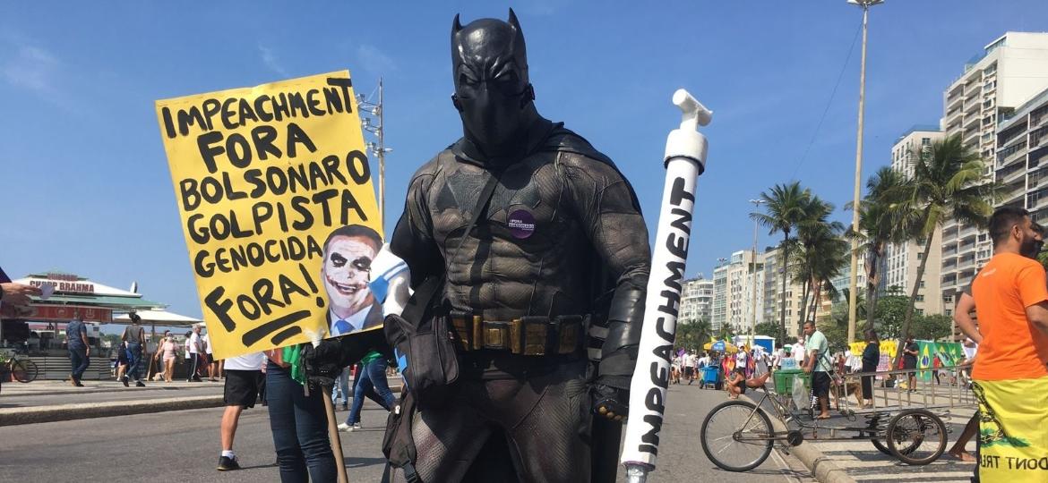 Um dos "personagens" em manifestações no Rio desde 2013, o Batman Eron Moraes aderiu ao movimento contra Bolsonaro em Copacabana em 2021 - Carolina Farias/UOL