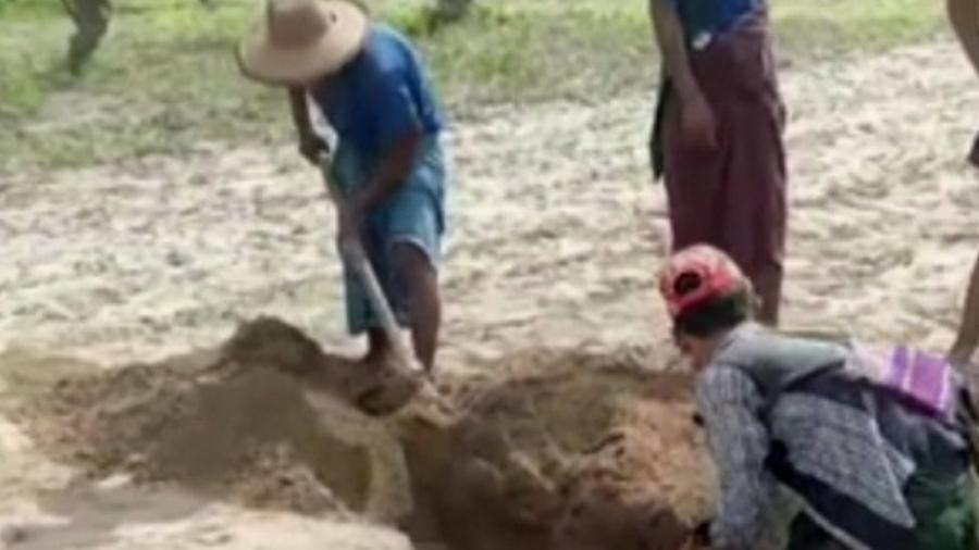 Registro mostra aldeões cavando covas para enterrar vítimas de massacres cometidos por militares de Mianmar - BBC