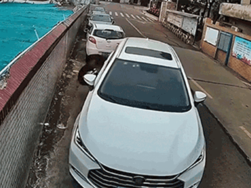 China: Motorista atrapalhado viraliza ao estacionar carro com as mãos