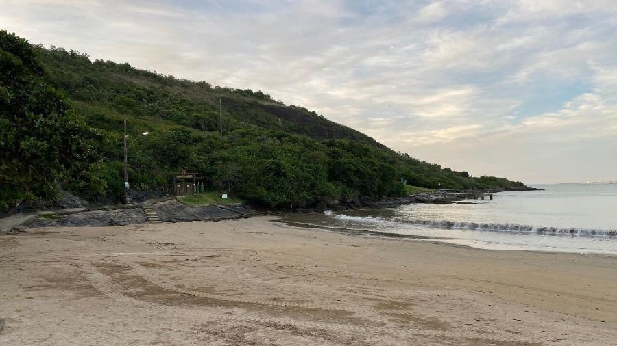 Jovem foi encontrado vivo com barriga aberta na praia de Guarapari - Divulgação