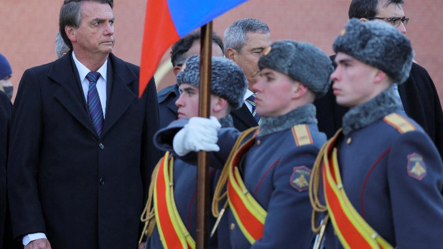 16.fev.22 - Presidente Jair Bolsonaro assiste à cerimônia de colocação de coroa de flores no Túmulo do Soldado Desconhecido, junto ao Muro do Kremlin, em Moscou, Rússia - MAXIM SHEMETOV/REUTERS
