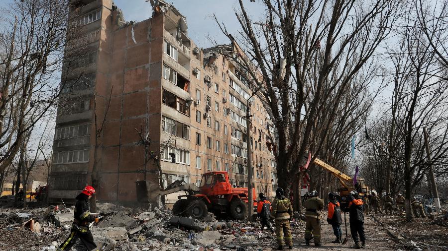 30.mar.2022 - Equipes de mergência trabalham em prédio residencial atingido por bombardeios na cidade controlada pelos separatistas de Donetsk, Ucrânia - REUTERS/Alexander Ermochenko